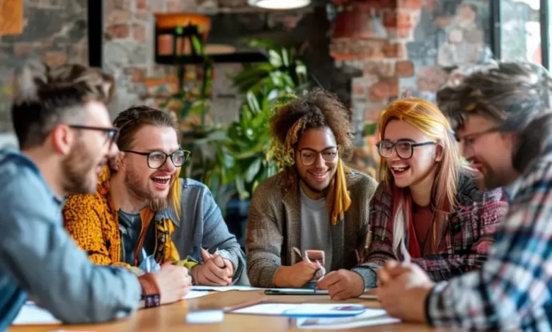 Grupo diverso de aspirantes a empreendedores discutindo ideias em uma mesa.