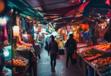 Um nômade digital explorando um mercado vibrante enquanto trabalha.