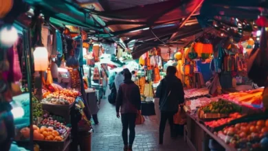 Um nômade digital explorando um mercado vibrante enquanto trabalha.