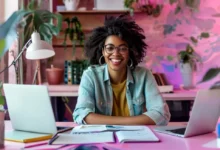 Freelancer confiante celebrando sua rotina organizada.