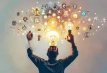 Uma pessoa com uma lâmpada simbolizando ideias iluminadas sobre empreendedorismo.