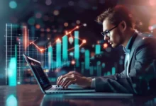 Empreendedor trabalhando em um laptop com gráfico de crescimento digital ao fundo.