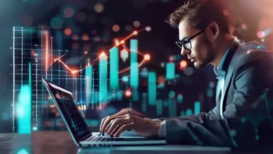 Empreendedor trabalhando em um laptop com gráfico de crescimento digital ao fundo.