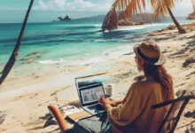 Empreendedor digital em ambiente de praia, usando laptop para gestão estratégica