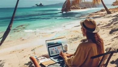Empreendedor digital em ambiente de praia, usando laptop para gestão estratégica