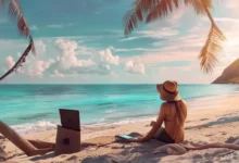 Nômade digital trabalhando na praia, simbolizando liberdade e gestão estratégica.