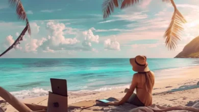 Nômade digital trabalhando na praia, simbolizando liberdade e gestão estratégica.