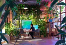 Um nômade digital trabalhando em um espaço de co-working criativo, representando gestão eficaz.