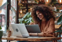 Nômade digital trabalhando em um café desfrutando do trabalho remoto.