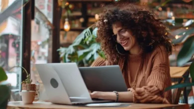 Nômade digital trabalhando em um café desfrutando do trabalho remoto.