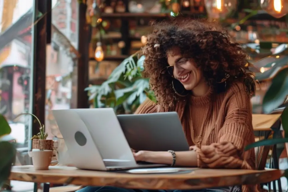 7 Estratégias de Gestão Estratégica para Nômades Digitais Aumentarem Seus Lucros - Web Nômade Digital Nômade digital trabalhando em um café desfrutando do trabalho remoto.