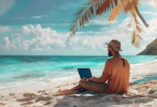 Um nômade digital trabalhando na praia, representando liberdade e sucesso.