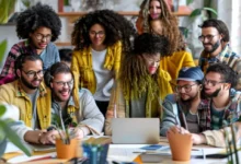 Equipes de trabalho remoto discutindo sobre práticas de negócios sustentáveis.