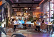 Cena inspiradora de empreendedores colaborando em um escritório moderno.