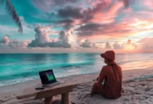 Nômade digital trabalhando na praia.