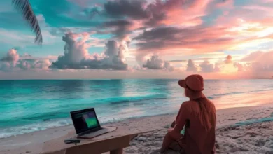 Nômade digital trabalhando na praia.