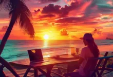 Nômade digital trabalhando em um café à beira-mar, simbolizando a liberdade e a flexibilidade do trabalho remoto.