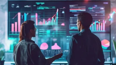 Um mentor auxiliando um empreendedor jovem em um ambiente digital com gráficos de crescimento.