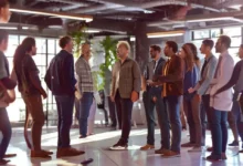 Mentor demonstrando liderança em um ambiente de grupo.