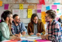 Mentores e mentorados trabalhando juntos em um ambiente criativo.