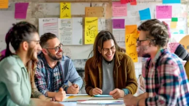 Mentores e mentorados trabalhando juntos em um ambiente criativo.