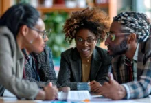 Profissionais engajados em discussão sobre mentoria em ambiente empresarial.