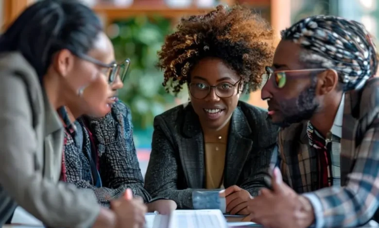Profissionais engajados em discussão sobre mentoria em ambiente empresarial.
