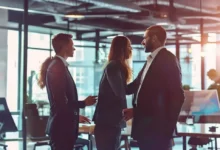 Mentor orientando mentee em conceito empresarial complexo.