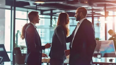 Mentor orientando mentee em conceito empresarial complexo.