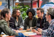 Mentores e mentorados colaborando em um ambiente de workshop.
