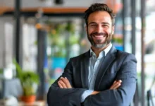 Empreendedor com expressão confiante diante de um negócio próspero.