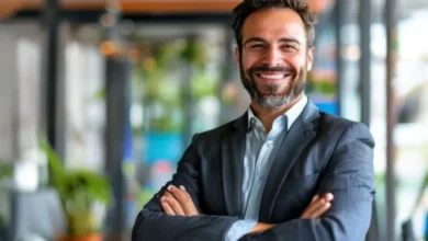 Empreendedor com expressão confiante diante de um negócio próspero.