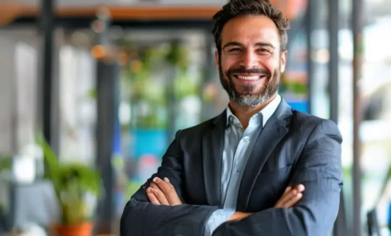 Empreendedor com expressão confiante diante de um negócio próspero.