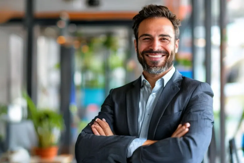 Empreendedor com expressão confiante diante de um negócio próspero.