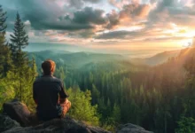 Nômade digital contemplando uma paisagem natural.