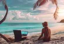 Nômade digital trabalhando na praia
