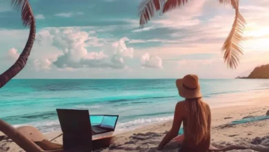 Nômade digital trabalhando na praia