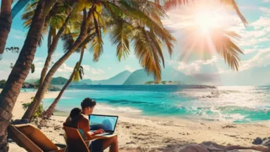 Um nômade digital trabalhando em um laptop na praia, simbolizando liberdade e estilo de vida.