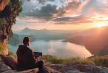 Imagem de um nômade digital trabalhando de um lugar bonito.