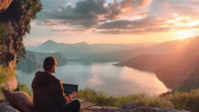 Imagem de um nômade digital trabalhando de um lugar bonito.
