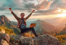 Empreendedor digital comemorando conquistas em um local bonito.