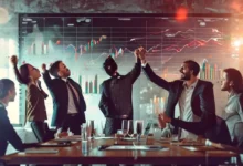 Grupo de empreendedores felizes comemorando o crescimento e a lucratividade do negócio.