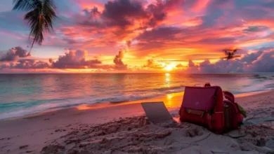 Um pôr do sol deslumbrante sobre uma praia, com um laptop e uma mochila simbolizando o estilo de vida de um nômade digital.
