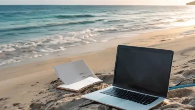 Cenário praiano com laptop e bloco de notas, representando nômades digitais.