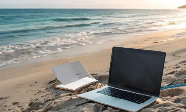 Cenário praiano com laptop e bloco de notas, representando nômades digitais.