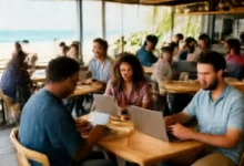Um grupo diversificado de nômades digitais colaborando em diferentes locais, como cafés e praias.