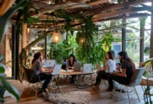 Grupo de nômades digitais trabalhando em um espaço sustentável