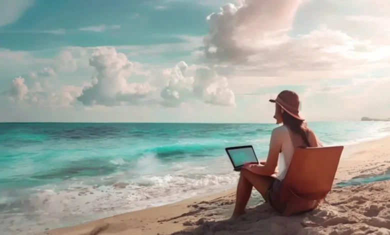 Nômade digital operando laptop na praia.