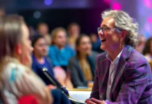 Mentor se apresentando a um público de alunos interessados