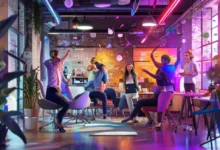 Celebração do sucesso entre empreendedores digitais.